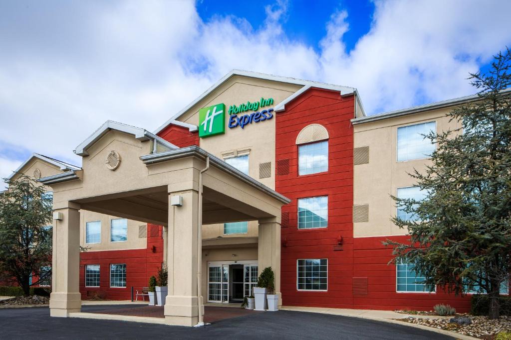 Reading Hotel | Holiday Inn Express Hotel & Suites Reading by IHG