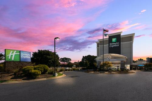 Holiday Inn Express Hampton Ihg Hotel | Coliseum Central