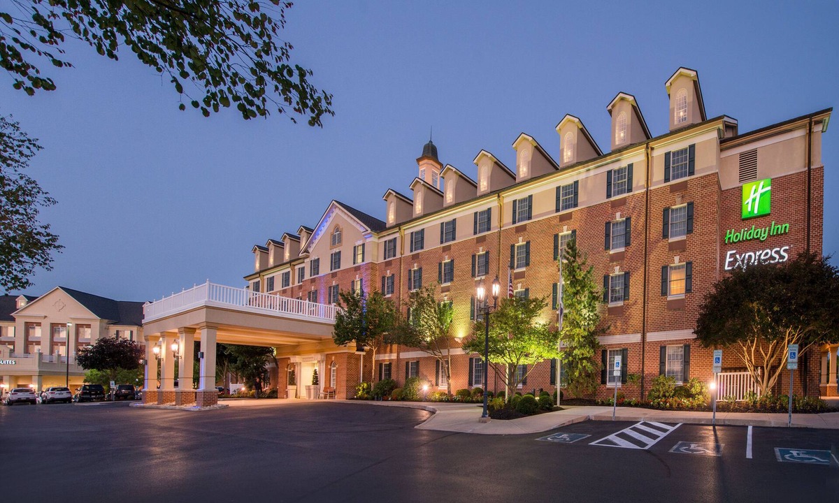 State College Hotel | Holiday Inn Express State College at Williamsburg Square by IHG