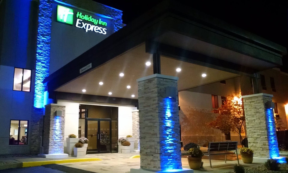 Cloverdale Hotel | Holiday Inn Express Cloverdale - Greencastle, an IHG Hotel