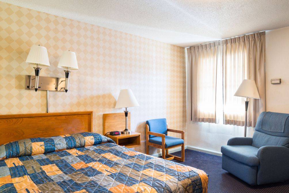 Huntington Hotel | Hotel ∙ Private Room w Queen Bed in Budget Host Inn for Couples