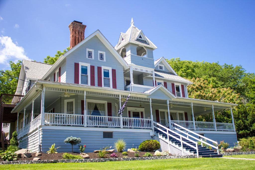 Watkins Glen Bed & Breakfast | Hudson Manor Bed & Breakfast