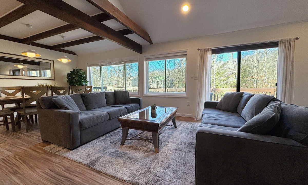 Bushkill House | Huge 3000sqf Creek Front - 8 person hot tub, Fire pit, two decks, Ski Hill.