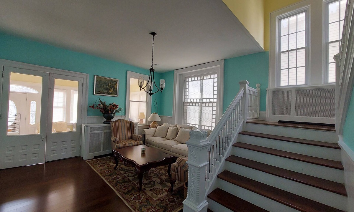 Ventnor City House | Huge Victorian 1 block from Bay and 3 blocks from Ventnor Beach