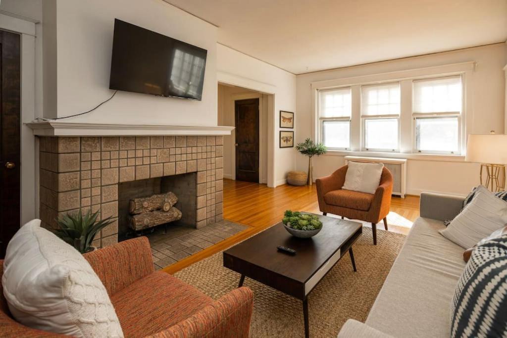 Hyde Park Apartment | Hyde Park Comfort with Office Near Everything