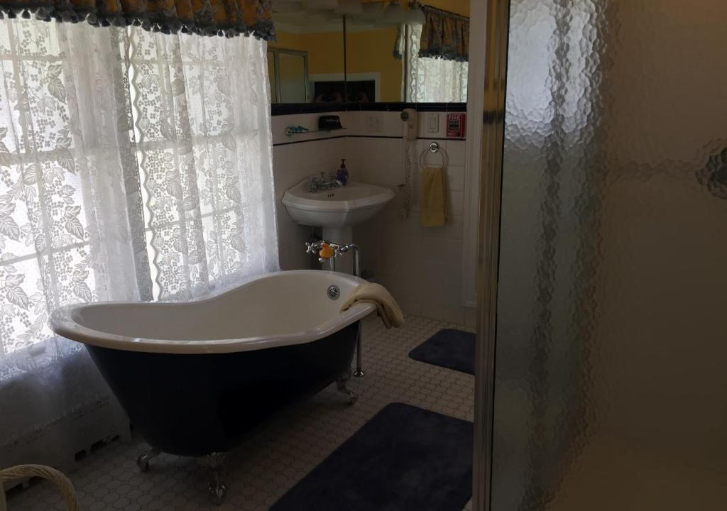 Village Green Hotel | Inn at the Park