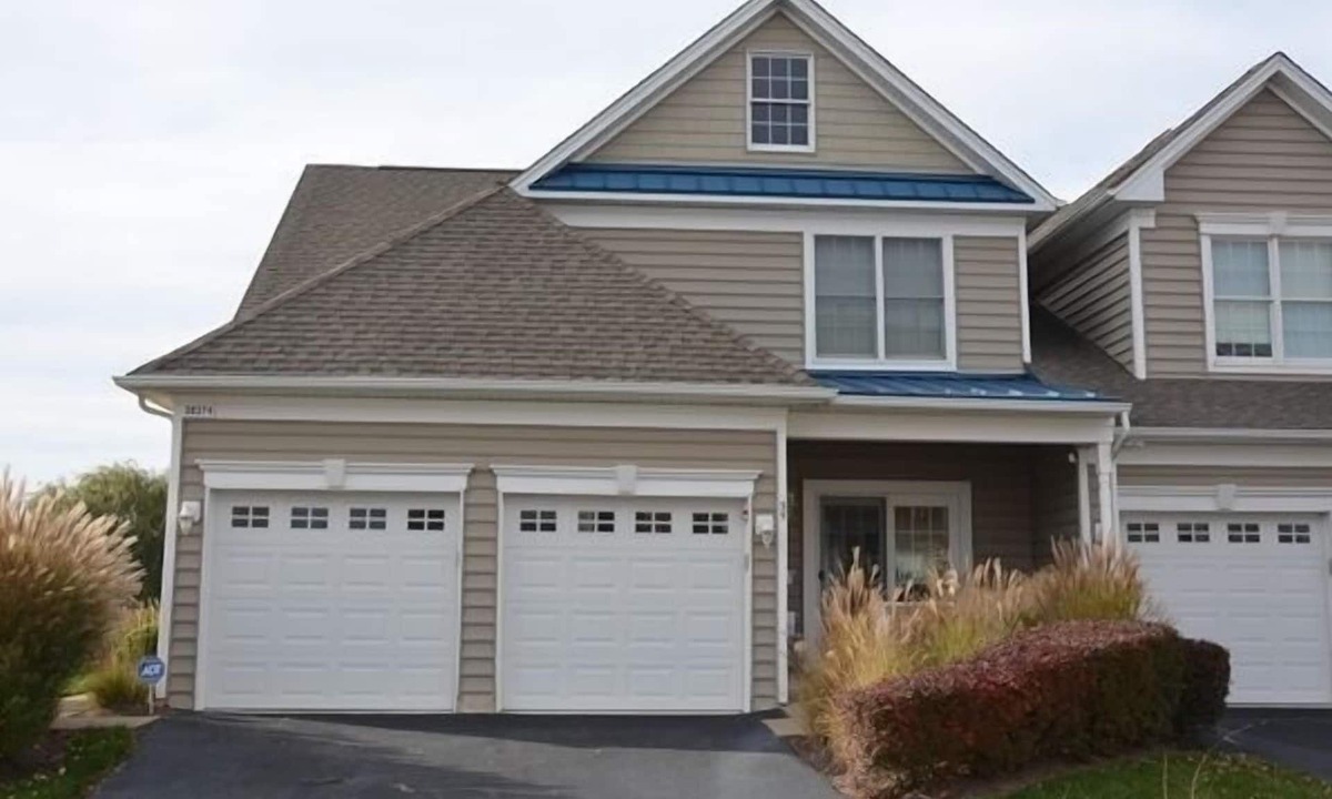 Ocean View House | JULY RATES DISCOUNTED $100 FOR BOOKINGS MADE BEFORE MAY 15, 2024! FREE ACTIVITIES INCLUDED! Spacious & comfortable 3 bedroom plus loft, 2.5 bath lake front carriage house offers 2600 square feet of cozy elegance!