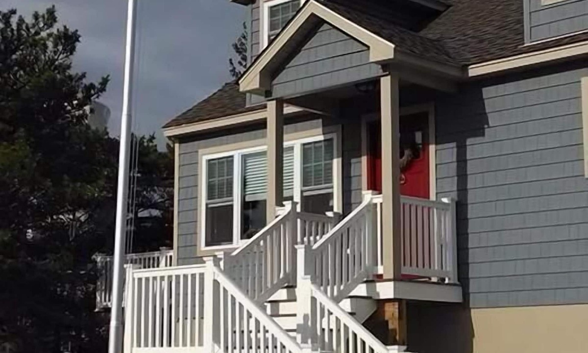 North Beach Haven House | Just 8 houses from the beach (one block)