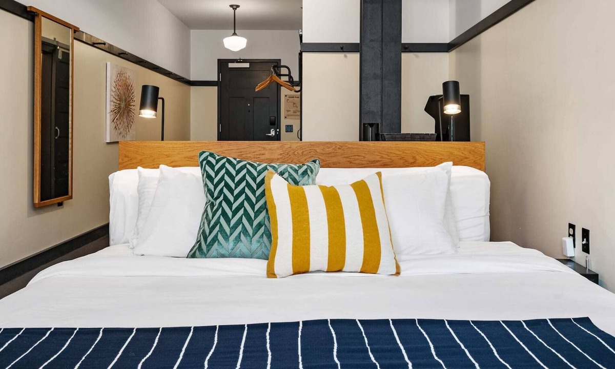 East Liberty Apartment | Kasa | Unique Studio, Steps to Carnegie Museum | The Maverick