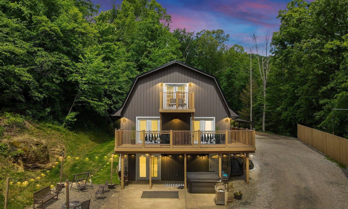Sugar Grove House | King Bed Serenity Retreat Hot Tub/Bar/Game Room