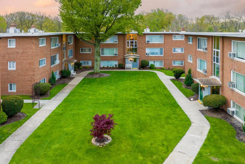 Fairview Park Apartment | King & Queen First Floor Unit! 1-2c Georgetown Villas