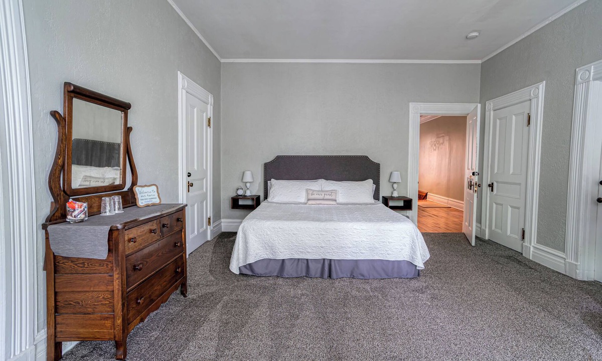 Towanda Bed & Breakfast | King Suite w/ Bath - Hatch House B&B
