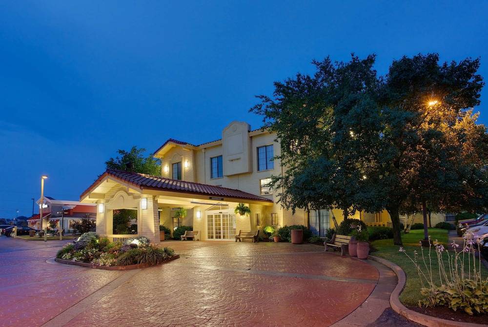 Moon Township Hotel | La Quinta Inn by Wyndham Pittsburgh Airport
