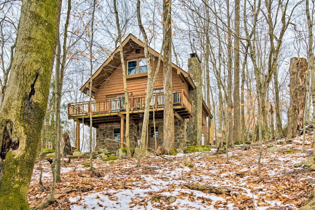Greentown House | Lake Ariel Cabin with Community Pool and Lake Access!