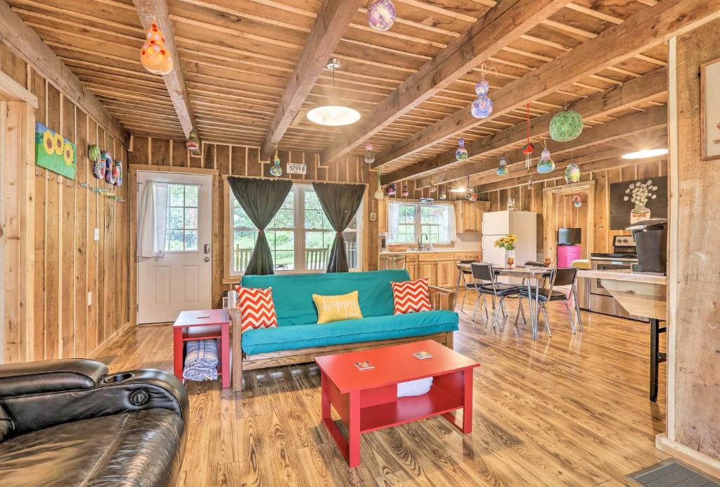 Albany House | Lake Cumberland Area Cabin - 4 Mi to Lake!