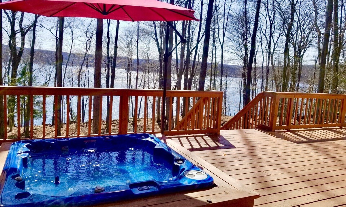 Wallenpaupauk Lake Estates House | Lake Wallenpaupack water front, hot tub, boat dock, kayaks, pontoon boat, swings