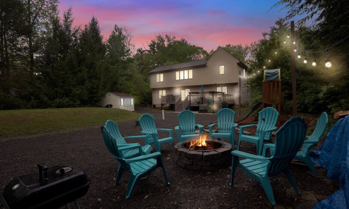 Henryville House | Lakefront Stay w/Sauna, Games & Jacuzzi