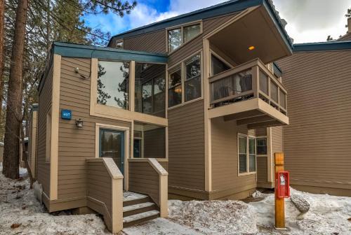 South Lake Tahoe House | Lakeland Sandy Beach Retreat - Private Escape