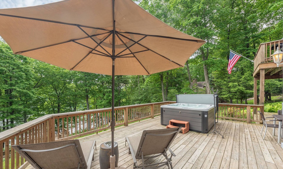 McHenry House | Lakeside Luxury Minutes from the Slopes w/Hot Tub