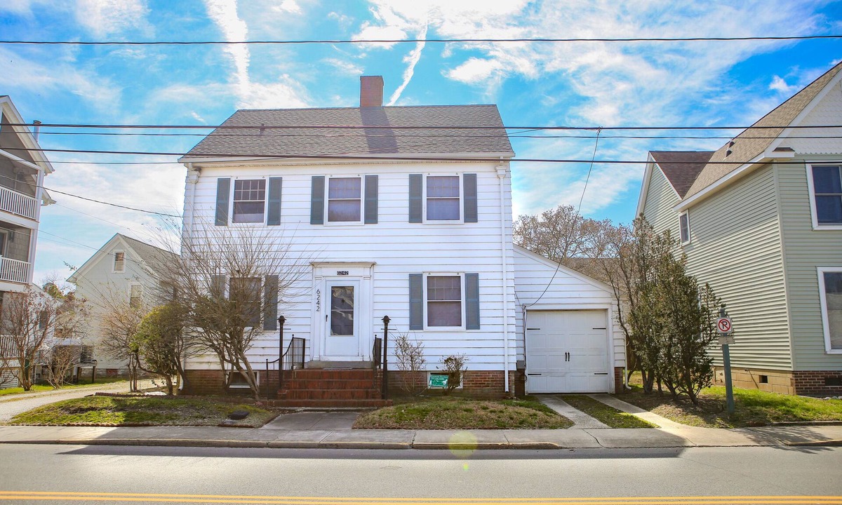 Chincoteague House | Laughing Pony - Lovely renovated home, in town. LINENS & TOWELS PROVIDED.