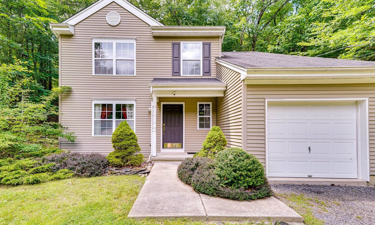 Bushkill House | Lehman Township Home with Indoor & Outdoor Pools!