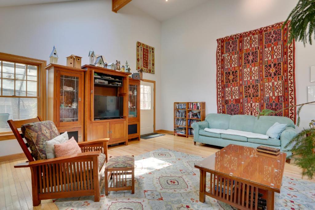 Tannersville House | Less Than 1 Mi to Camelback Resort Home with Pool Table!