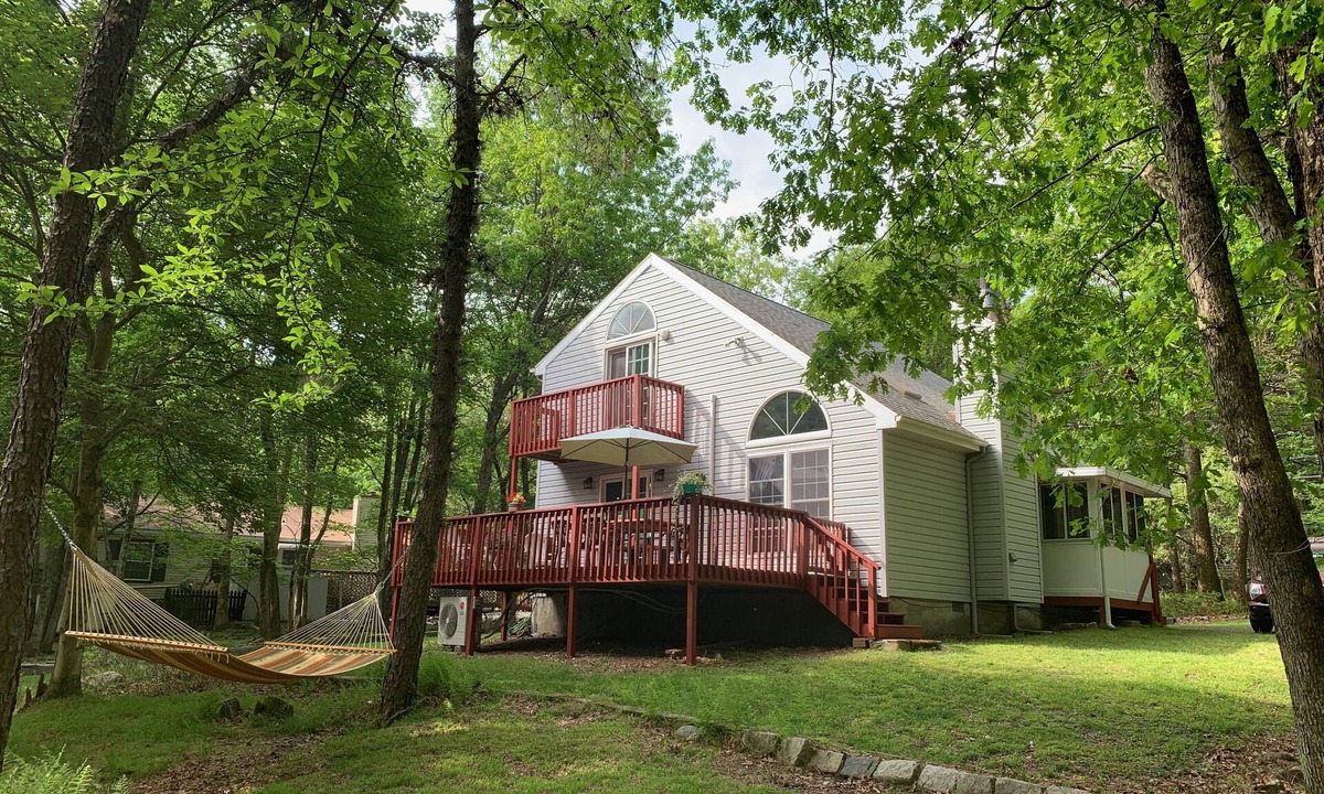 Albrightsville Ski Chalet | Looking forward to Fall? Hike and relax in the Poconos! Stay at this cozy chalet