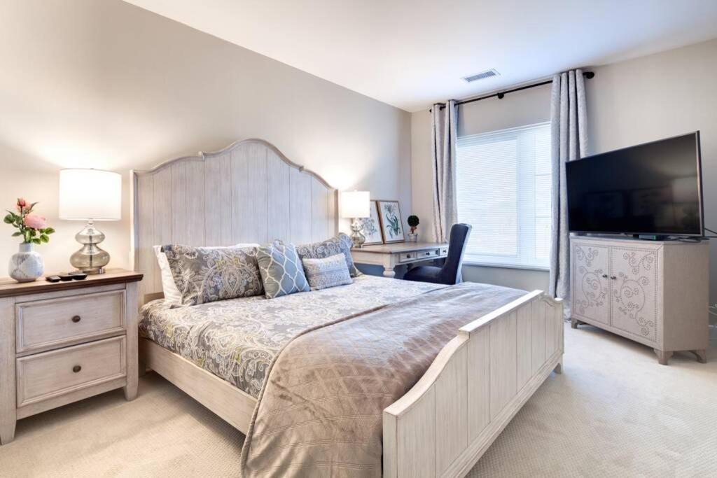 Old Town West Apartment | Luxe 2 BR With 2 King Beds Only 2 Blocks to Metro and Free Parking