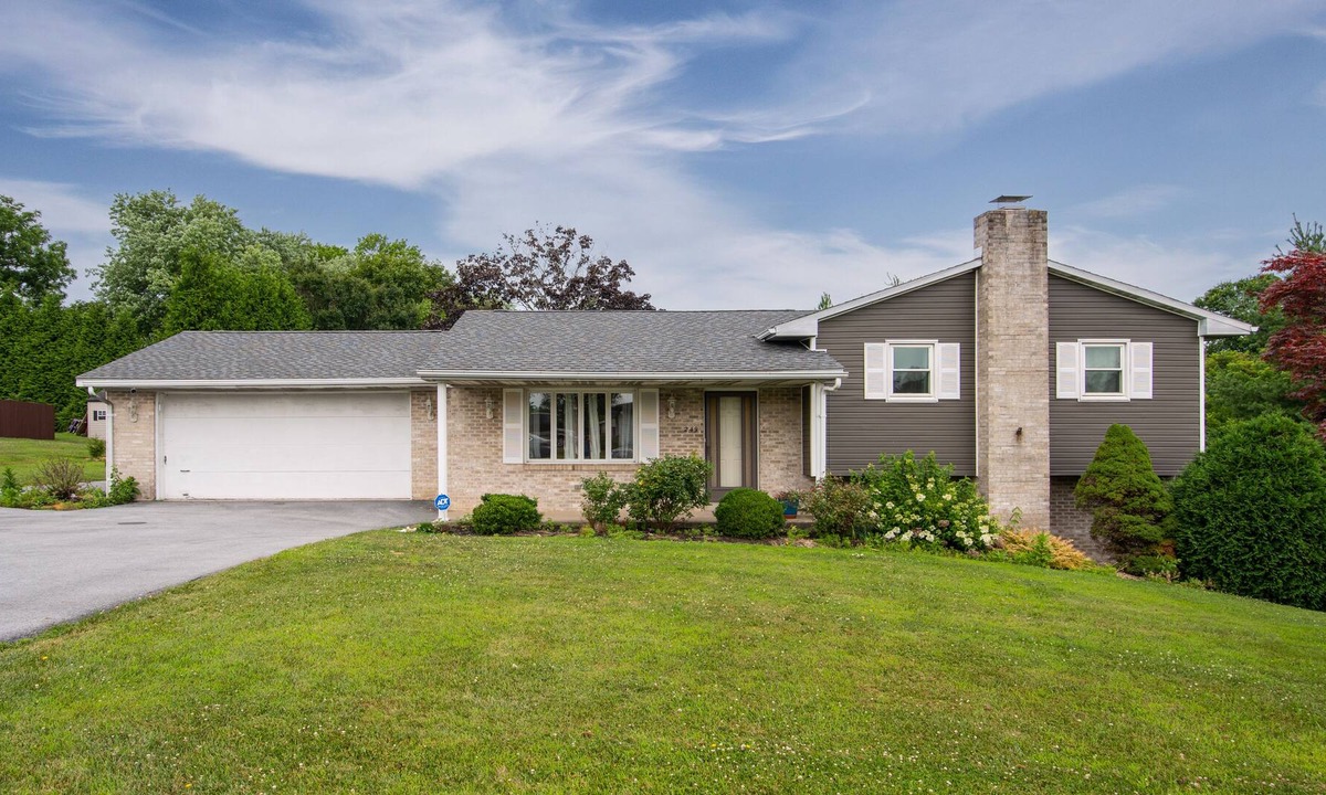 Harrisburg House | Luxurious Home Away at Berkstone