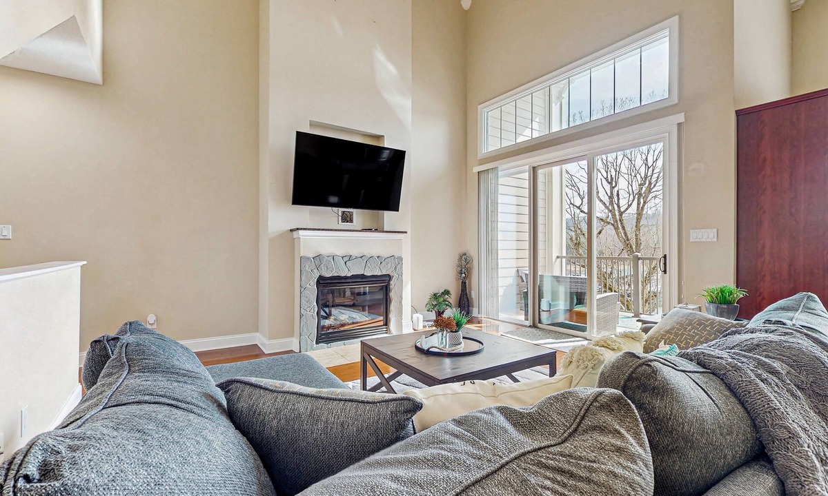 Maynardville Condo | Luxurious Lakeside Retreat with Stunning Views & Resort-Style Amenities