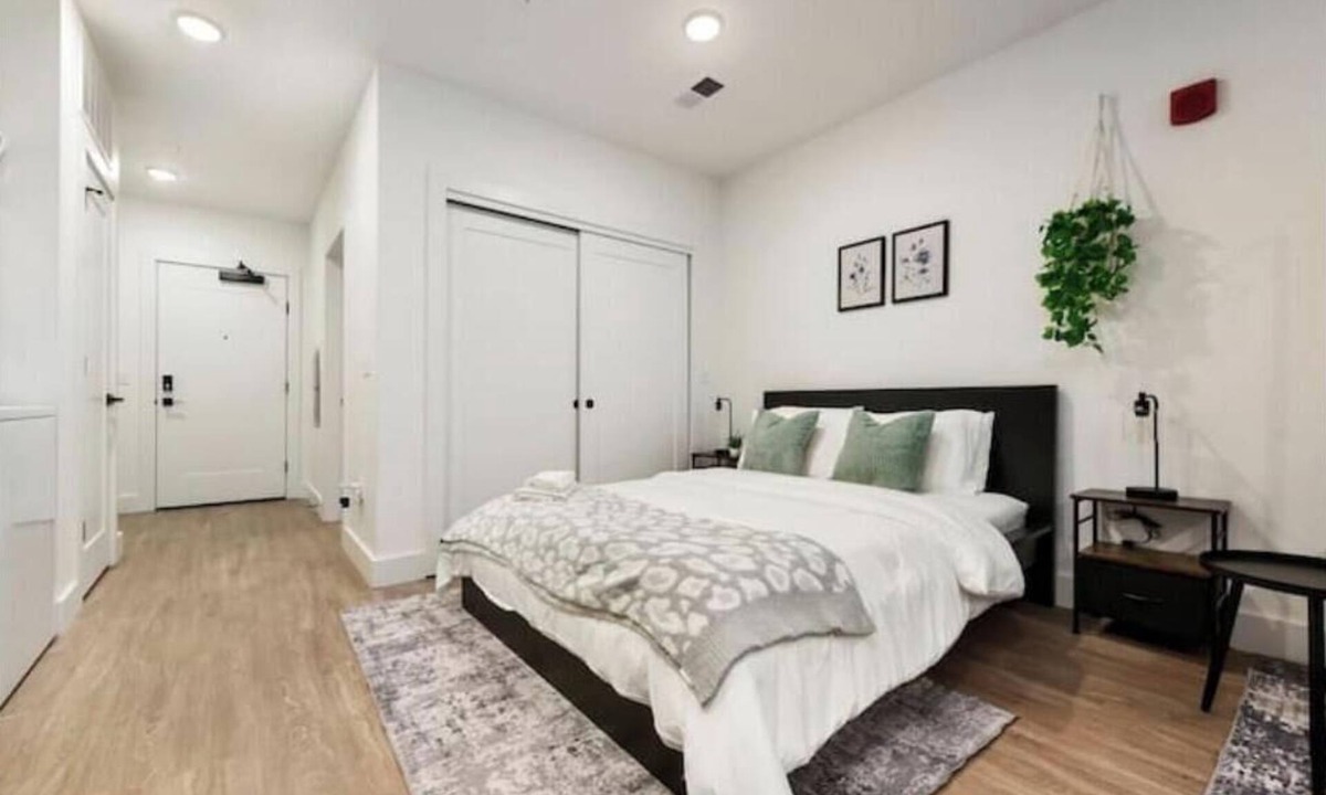 East Liberty Apartment | Luxury apt+Gym+ EV Parking+Near Pitt UNI UPMC