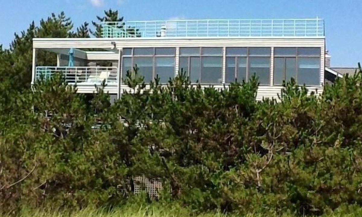 Harvey Cedars House | Luxury oceanfront home with hot tub and baby grand piano.