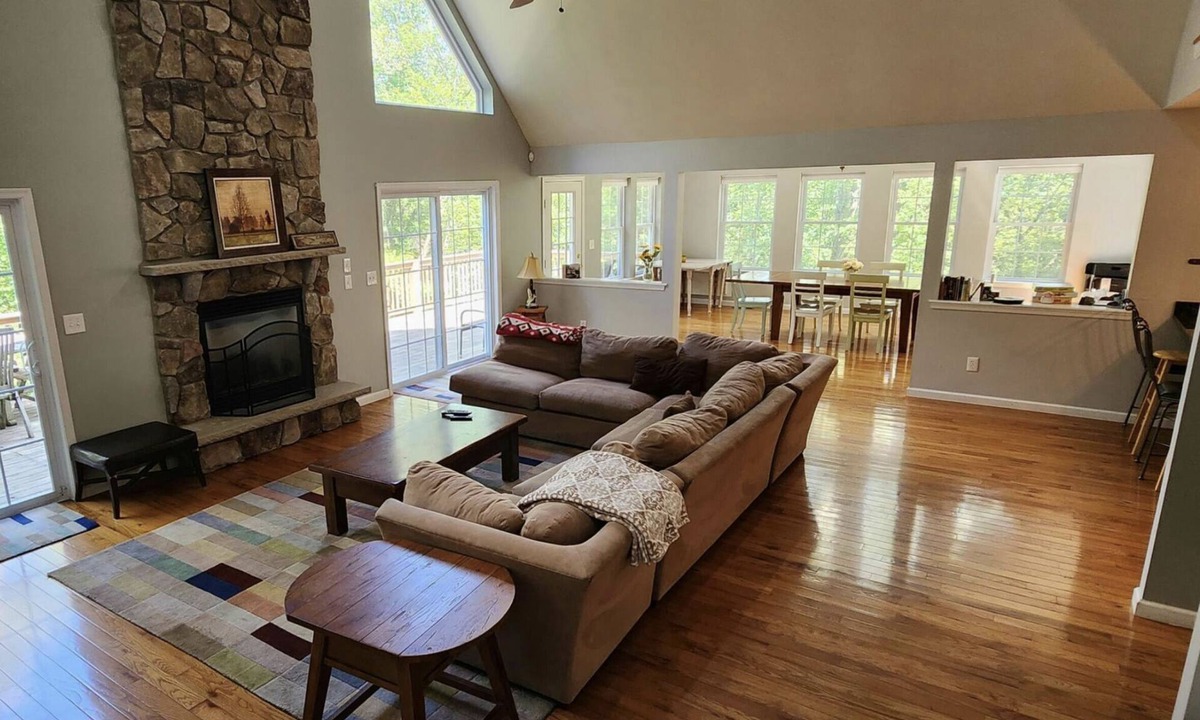 Lackawaxen Ski Chalet | Masthope Spacious 5 Bdrm chalet on cul de sac, wood burning Pizza Oven and Bar