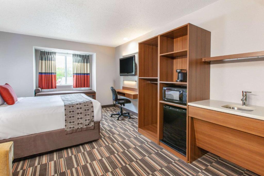 South Hills Hotel | Microtel Inn & Suites by Wyndham Pittsburgh Airport