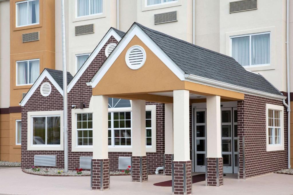South Charleston Hotel | Microtel Inn & Suites by Wyndham Charleston