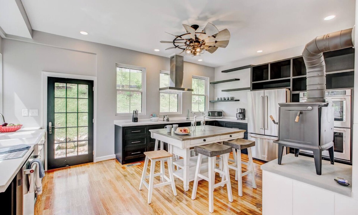 Hot Springs House | Modern Historic Farmhouse < .5 mi to Omni Homestead, Brewery + Fast Wifi!