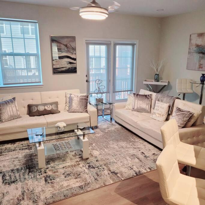 Apex Villa | Modern & Luxurious 3 Bdrm 2.5 Bath Townhome