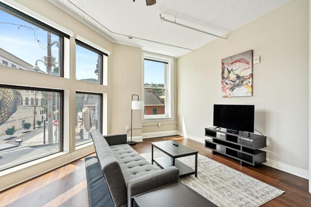 South Side Flats Apartment | Modern Upscale 1BR Apartment in Carson by Stay Gia