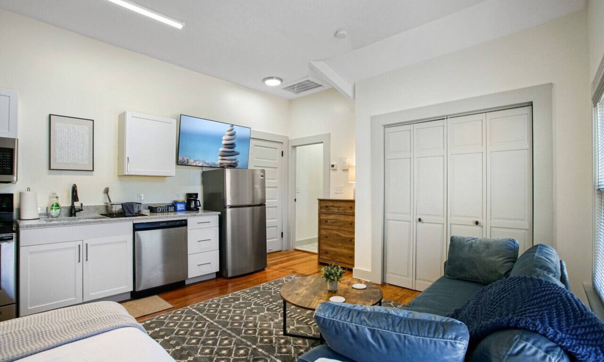 Hough Apartment | Modern Victorian Studio: Steps to Cleveland Clinic