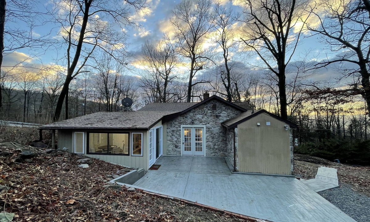 Smithsburg House | Mountain Cottage Near Scenic State Parks and Hiking Trails Great for Large Group