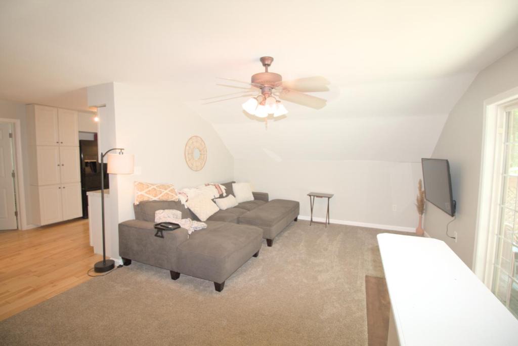 James Creek Apartment | Mountain Getaway with Lake View