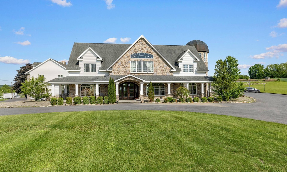 Mt. Bethel House | Mountain Valley Mansion/200-Acre Farm/Sleeps 16/Partial Property Rental