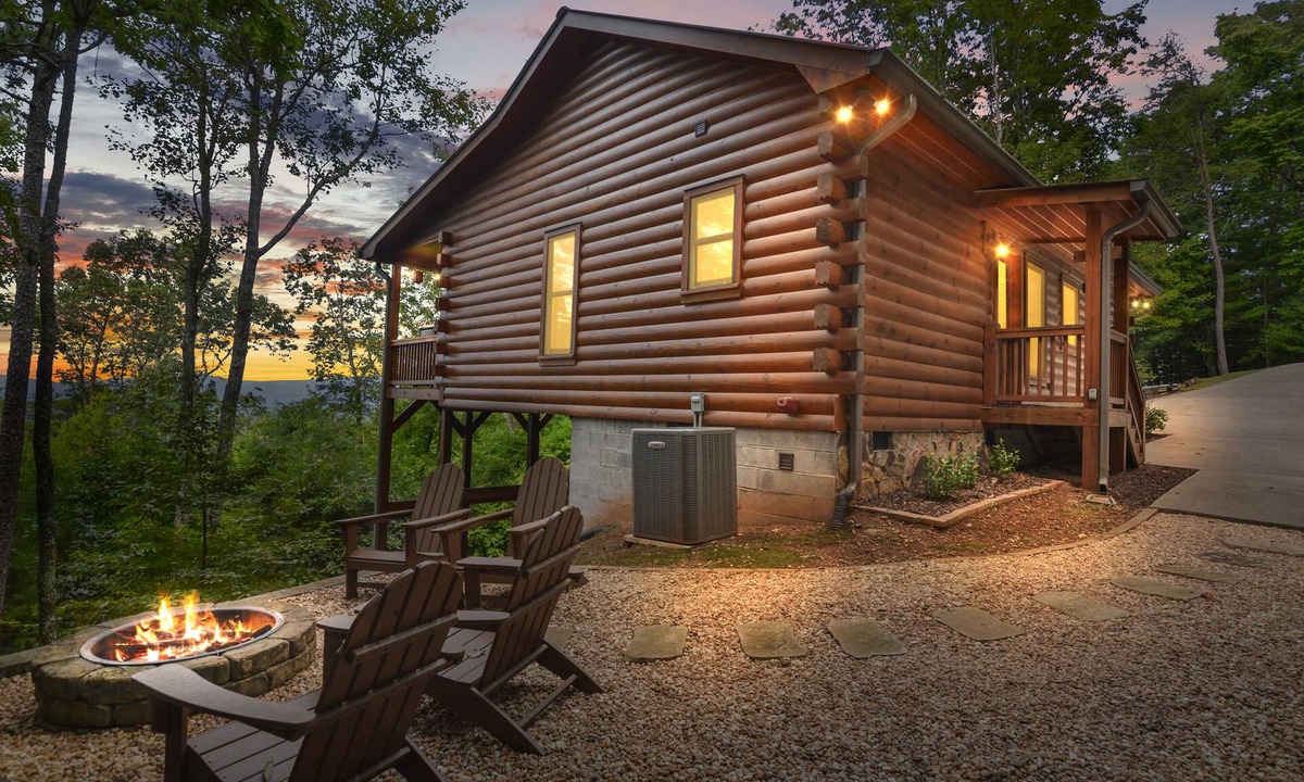 Hidden Lake Cabin | Mountain Views & just mins to City! Wood burning Fireplace, Hot tub, Fire pit