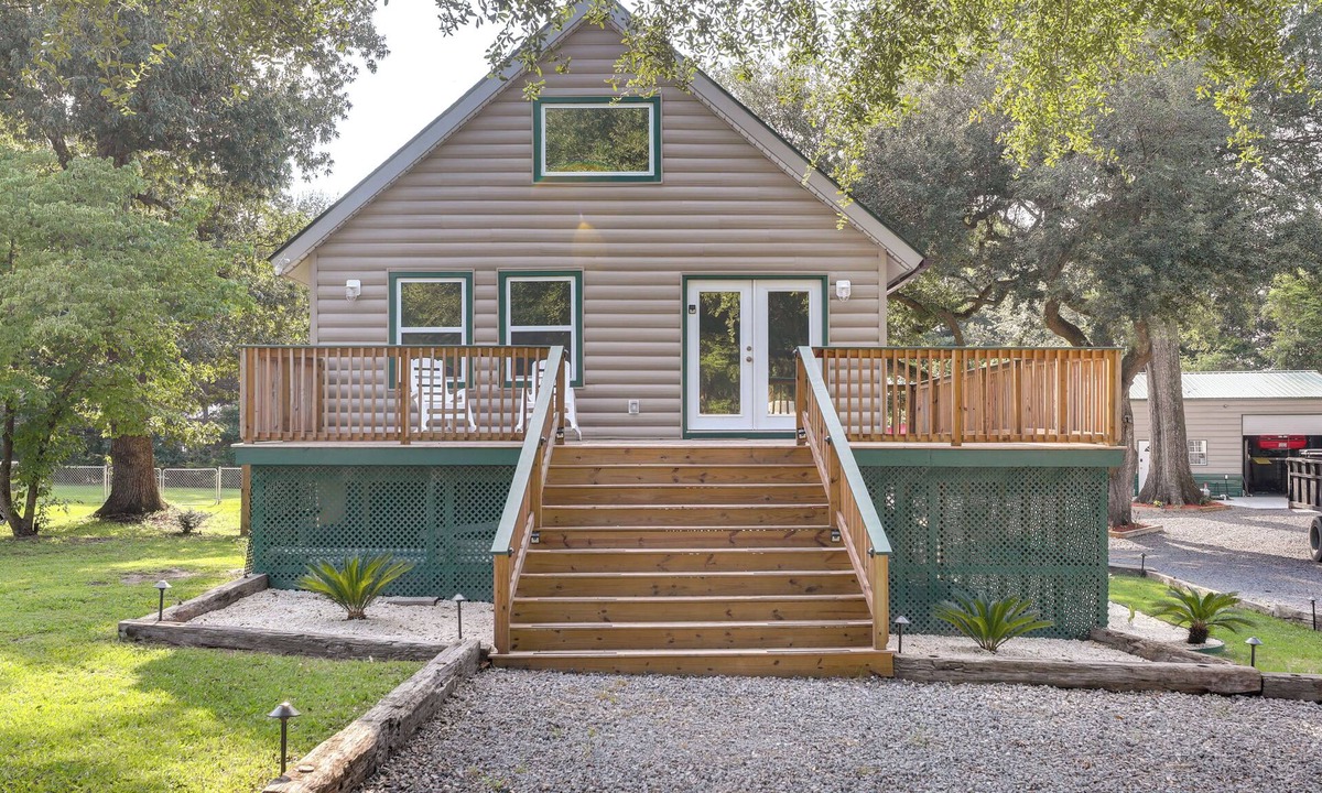 Russellville Cabin | Multi-Level Bonneau Cabin: Walk to Lake!