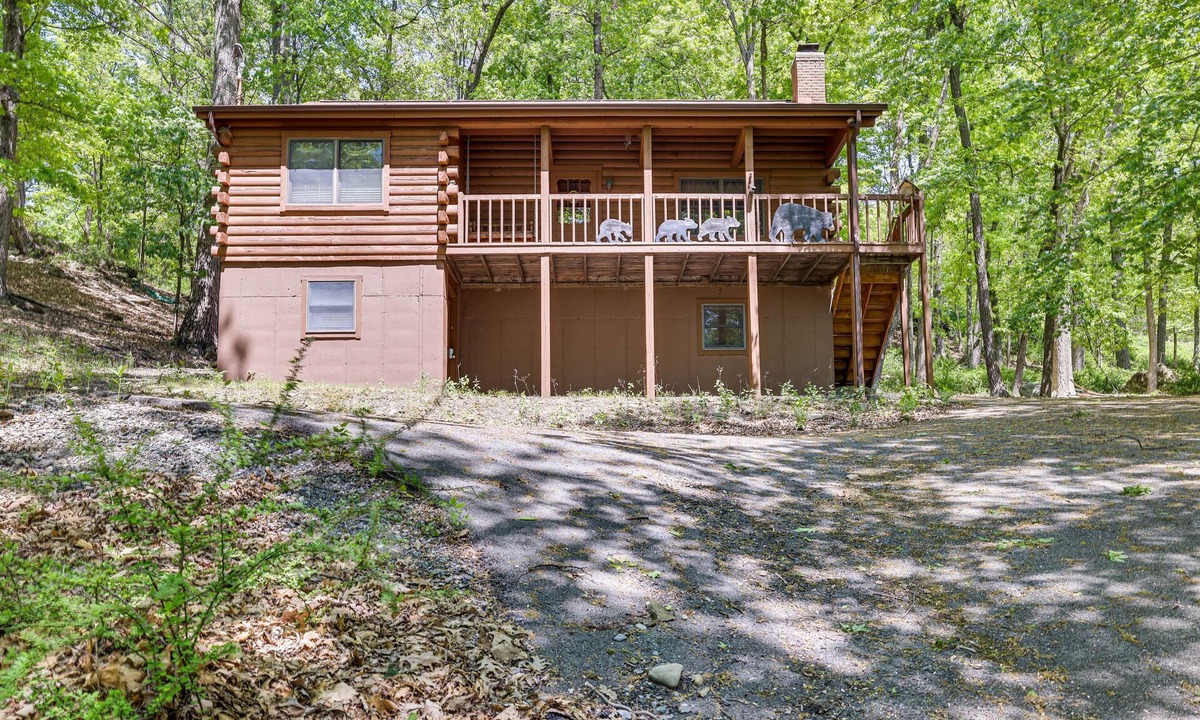 Bushkill Cabin | Near Bushkill Falls: Pocono Mountains Cabin!
