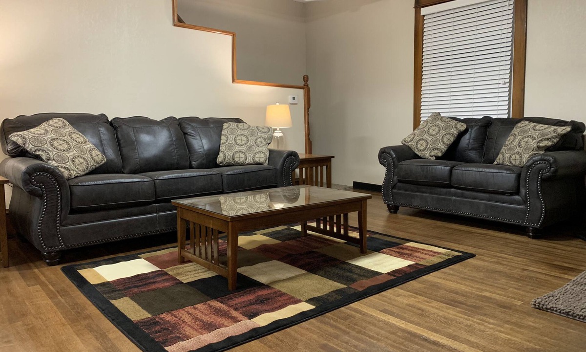 Wadsworth House | New! Great Remodeled 2 Bedroom. Walk to the Square!