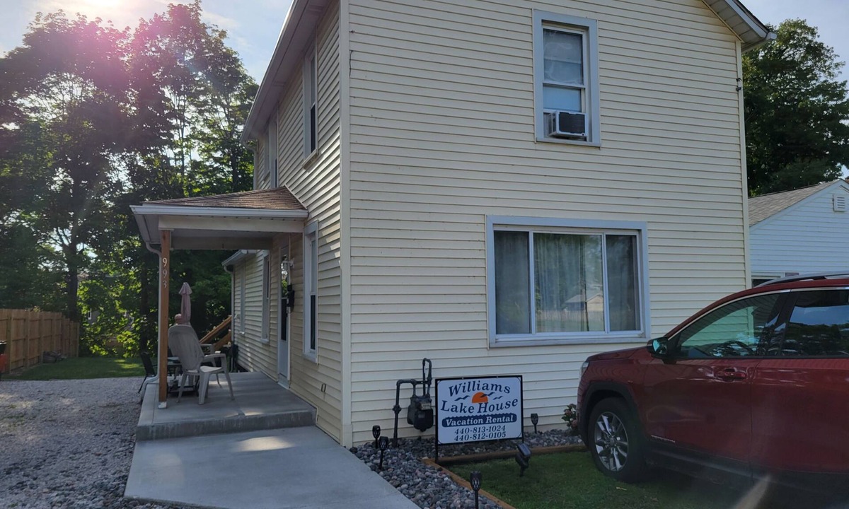 Conneaut House | New listing Lake House 2 minute walk to beach