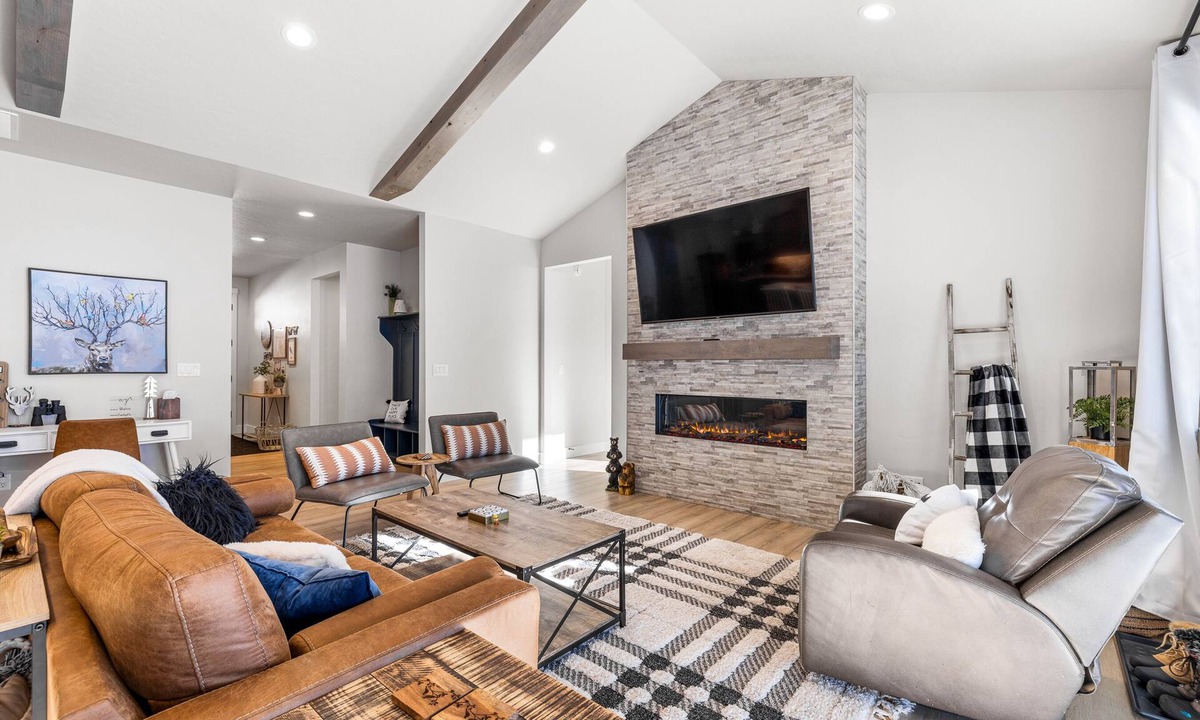 Cascade House | New Mountain Bluebird - walk to lake, golf, and town - game rm - family friendly - sleeps 14