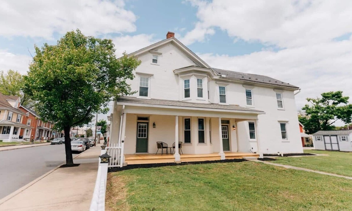Mount Joy House | Newly Renovated, Vintage Inspired, Large 4 BR Home