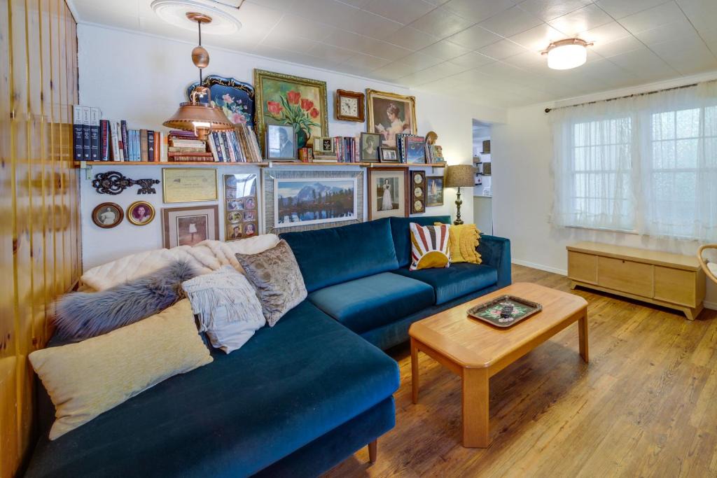 Newport House | Newport Cabin on Diamond Lake with Private Boat Dock